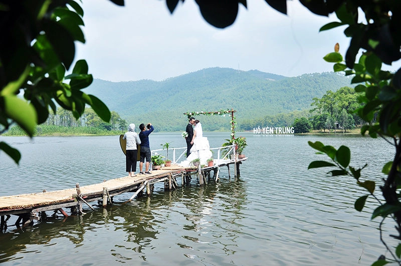 Chụp ảnh cưới bên hồ. Ảnh: Báo Quảng Ninh