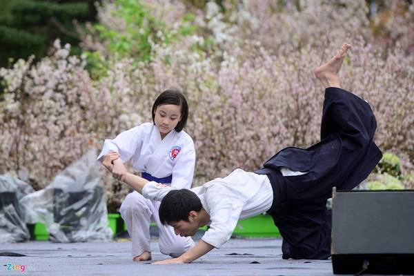 Chương trình giao lưu văn hoá Việt - Nhật còn mang đến cho du khách những tiết mục biểu diễn đặc sắc như trình diễn võ thuật Aikido của các thành viên câu lạc bộ tại Hà Nội. Chương trình giao lưu văn hoá Việt - Nhật còn mang đến cho du khách những tiết mục biểu diễn đặc sắc như trình diễn võ thuật Aikido của các thành viên câu lạc bộ tại Hà Nội.
