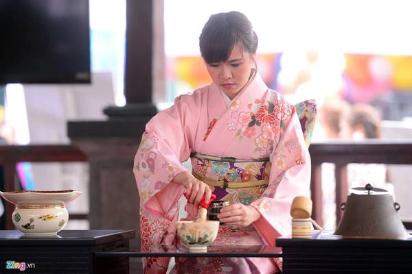 Thiếu nữ Việt thể hiện kỹ thuật trà đạo Nhật Bản. Thiếu nữ Việt thể hiện kỹ thuật trà đạo Nhật Bản.
