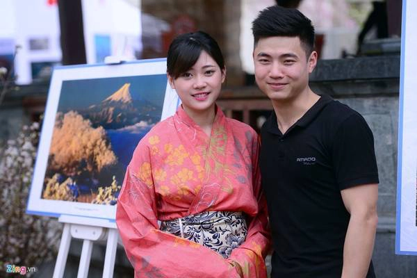 Các bạn trẻ còn có cơ hội chụp ảnh cùng các thiếu nữ mặc trang phục kimono truyền thống... Các bạn trẻ còn có cơ hội chụp ảnh cùng các thiếu nữ mặc trang phục kimono truyền thống...