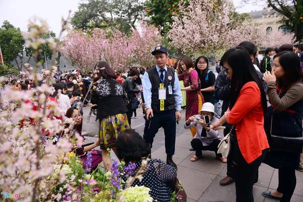 Những hình vi phản cảm như ngồi lên thềm hoa, bẻ cành, ngắt hoa, trèo qua hàng rào ngay lập tức bị các nhân viên an ninh nhắc nhở. Những hình vi phản cảm như ngồi lên thềm hoa, bẻ cành, ngắt hoa, trèo qua hàng rào ngay lập tức bị các nhân viên an ninh nhắc nhở.