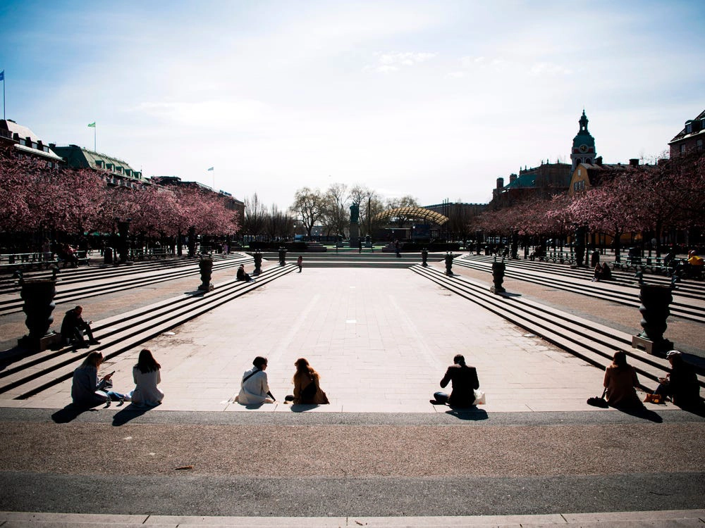 Mặc dù không phong tỏa hay đóng cửa các điểm du lịch, công viên Kungstradgarden (Stockholm, Thụy Điển) - nơi hoa anh đào đẹp nổi tiếng, chỉ có lác đác người ghé thăm. Hầu hết khách ngắm hoa đều giữ khoảng cách, không tụ tập thành nhóm đông. Ảnh: AFP.