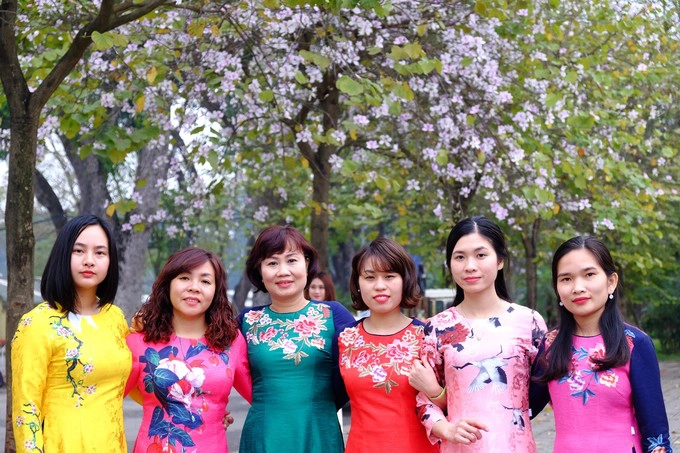 Chị Khánh Ly (áo vàng) cùng đồng nghiệp dành chút thời gian diện áo dài và chụp ảnh lưu niệm mùa hoa ban nở ở Hoàng Diệu. Hoa ban ở đây đã nở rất nhiều và có thể còn tươi tới hết tuần này nếu thời tiết thuận lợi, không mưa lớn. Chị Khánh Ly (áo vàng) cùng đồng nghiệp dành chút thời gian diện áo dài và chụp ảnh lưu niệm mùa hoa ban nở ở Hoàng Diệu. Hoa ban ở đây đã nở rất nhiều và có thể còn tươi tới hết tuần này nếu thời tiết thuận lợi, không mưa lớn.