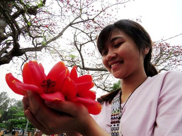 Linh, nữ sinh trường Y đến từ Hà Nội mê mẩn trước vẻ đẹp của những bông hoa tháng ba. Linh, nữ sinh trường Y đến từ Hà Nội mê mẩn trước vẻ đẹp của những bông hoa tháng ba.
