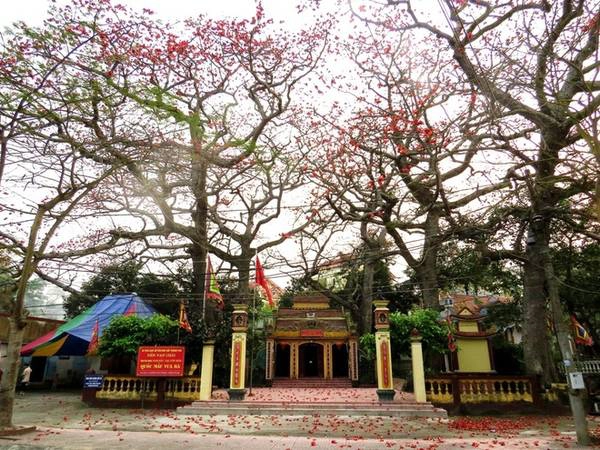 Đền Chài xây dựng vào giữa thế kỷ 19, thờ Tứ vị Thánh Nương là các vị thần nữ cai quản nơi cửa biển, đứng đầu là Thánh Mẫu Càn Hải Đại Vương. Đền Chài xây dựng vào giữa thế kỷ 19, thờ Tứ vị Thánh Nương là các vị thần nữ cai quản nơi cửa biển, đứng đầu là Thánh Mẫu Càn Hải Đại Vương.