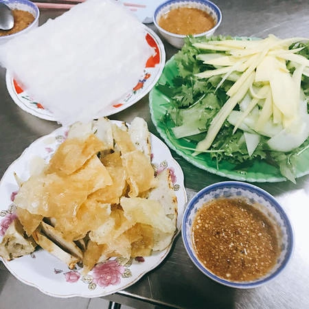 "Ngon xuất sắc" là cụm từ mà nàng hoa hậu dành cho món nem cuốn và chả dông nổi tiếng của Phú Yên. Theo bật mí của Mỹ Linh thì cô ăn món này ở ngã 4 Nguyễn Công Trứ cắt Trần Quí Cáp.