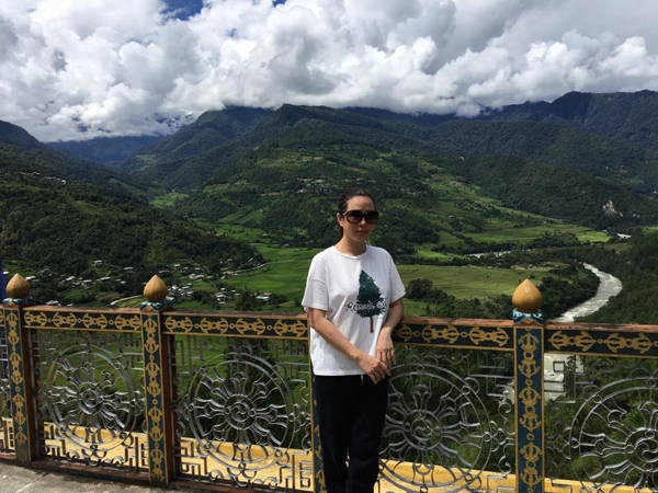 Thu Hoài vừa có chuyến 'trải nghiệm hạnh phúc' ở vương quốc Bhutan. Hoa hậu Phu nhân ăn mặc giản dị, đi bộ thăm thú các cảnh đẹp nổi tiếng ở đây.
