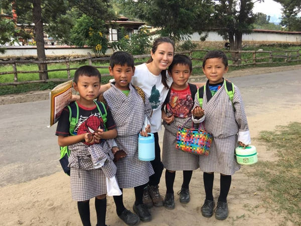 Chị vui vẻ chụp ảnh cùng các em bé tình cờ gặp trên đường.
