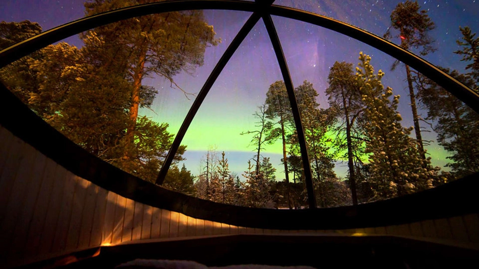 10. Aurora Bubbles, khách sạn Nellim Wilderness (Phần Lan): 3 bong bóng Auroro của Nellim cung cấp tầm nhìn tuyệt vời để ngắm cực quang, cảnh quan kỳ ảo thường xuất hiện 200 đêm/năm ở miền Bắc Phần Lan. Làm từ gỗ và kính Perspex, chúng khá đơn giản so với các bong bóng được đề cập phía trên. Dù vậy, những bong bóng này mang lại sự nghỉ dưỡng thoải mái, phục vụ đầy đủ đệm giường êm ái và chăn dày để du khách giữ ấm suốt đêm. Mỗi bong bóng nằm gần và hướng ra hồ Inari đóng băng. Du khách có thể trượt băng trên mặt hồ. Chi phí thấp nhất cho mỗi đêm nghỉ ngơi tại Aurora là 310 USD. 10. Aurora Bubbles, khách sạn Nellim Wilderness (Phần Lan): 3 bong bóng Auroro của Nellim cung cấp tầm nhìn tuyệt vời để ngắm cực quang, cảnh quan kỳ ảo thường xuất hiện 200 đêm/năm ở miền Bắc Phần Lan. Làm từ gỗ và kính Perspex, chúng khá đơn giản so với các bong bóng được đề cập phía trên. Dù vậy, những bong bóng này mang lại sự nghỉ dưỡng thoải mái, phục vụ đầy đủ đệm giường êm ái và chăn dày để du khách giữ ấm suốt đêm. Mỗi bong bóng nằm gần và hướng ra hồ Inari đóng băng. Du khách có thể trượt băng trên mặt hồ. Chi phí thấp nhất cho mỗi đêm nghỉ ngơi tại Aurora là 310 USD.