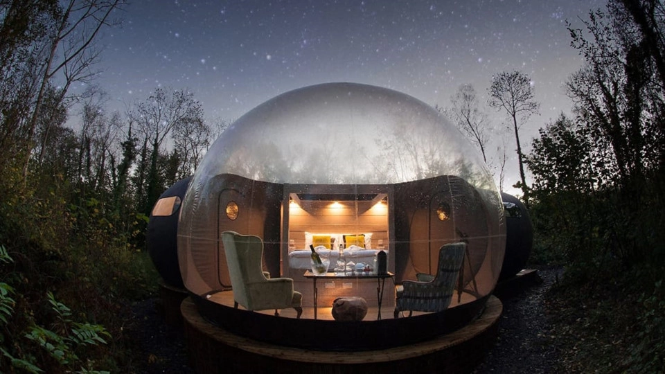 3. Finn Lough Bubble Domes (Bắc Ireland): Ẩn sâu trong rừng cây tươi tốt, những mái vòm bong bóng khiến du khách cảm thấy như họ đang sống giữa hư không. Chúng thuộc khu nghỉ dưỡng Finn Lough. Do đó, khách hàng có thể tận hưởng các tiện ích khác như spa, thưởng thức món ăn tại các nhà hàng theo mùa hay ngắm Lough Erne từ bên trong các nhà gỗ phong cách Bắc Âu. Mặc dù không sang trọng như nhà gỗ, 7 mái vòm bong bóng cung cấp dịch vụ xa xỉ không kém. Đương nhiên, chi phí để nghỉ ngơi tại đây cũng không rẻ - từ 320 USD/đêm trở lên. 3. Finn Lough Bubble Domes (Bắc Ireland): Ẩn sâu trong rừng cây tươi tốt, những mái vòm bong bóng khiến du khách cảm thấy như họ đang sống giữa hư không. Chúng thuộc khu nghỉ dưỡng Finn Lough. Do đó, khách hàng có thể tận hưởng các tiện ích khác như spa, thưởng thức món ăn tại các nhà hàng theo mùa hay ngắm Lough Erne từ bên trong các nhà gỗ phong cách Bắc Âu. Mặc dù không sang trọng như nhà gỗ, 7 mái vòm bong bóng cung cấp dịch vụ xa xỉ không kém. Đương nhiên, chi phí để nghỉ ngơi tại đây cũng không rẻ - từ 320 USD/đêm trở lên.