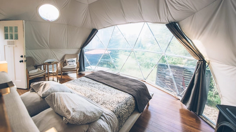 6. Ridgeback Lodge Dream Domes (Canada) : Với lò sưởi bằng khí đốt và phong cách trang trí lấy cảm hứng từ nhà gỗ nhỏ, những bong bóng này tạo cảm giác gần gũi với tự nhiên hơn bao giờ hết. Chúng được xây dựng tại khu vực hẻo lánh nằm giữa khu rừng tư nhân trên bán đảo Kingston, New Brunswick. Ngoài cảm giác tách biệt cùng cơ hội trải nghiệm những rung động nguyên thủy nhất với thiên nhiên, du khách còn có thể thư giãn tuyệt đối bằng các thùng tắm bằng gỗ ngoài trời và ngắm cảnh đêm. Chi phí cho mỗi đêm nghỉ ngơi tại Ridgeback Lodge Dream Domes là 120 USD. 6. Ridgeback Lodge Dream Domes (Canada) : Với lò sưởi bằng khí đốt và phong cách trang trí lấy cảm hứng từ nhà gỗ nhỏ, những bong bóng này tạo cảm giác gần gũi với tự nhiên hơn bao giờ hết. Chúng được xây dựng tại khu vực hẻo lánh nằm giữa khu rừng tư nhân trên bán đảo Kingston, New Brunswick. Ngoài cảm giác tách biệt cùng cơ hội trải nghiệm những rung động nguyên thủy nhất với thiên nhiên, du khách còn có thể thư giãn tuyệt đối bằng các thùng tắm bằng gỗ ngoài trời và ngắm cảnh đêm. Chi phí cho mỗi đêm nghỉ ngơi tại Ridgeback Lodge Dream Domes là 120 USD.