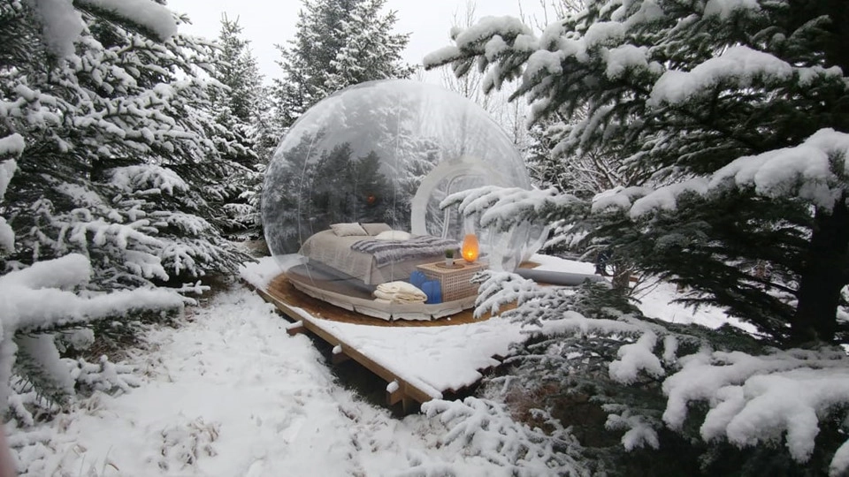 7. Khách sạn 5 triệu sao Buubble (Iceland): Bong bóng độc đáo này chắc hẳn sẽ khiến du khách băn khoăn tại sao học phải vất vả đến tận những nơi hoang dã nhất để ngắm cực quang trong khi họ hoàn toàn có thể ngắm chúng ngay trên chiếc giường êm ái. 5 bong bóng mang phong cách ấm cúng của Buubble nằm sâu trong khu rừng rậm, cách thủ đô Reykjavik hai giờ đi đường, cung cấp góc nhìn độc đáo để ngắm cực quang. Chi phí cho mỗi bong bóng là 327 USD/đêm. Ngoài ra, chỉ cần đóng thêm 150 USD, khách sạn sẽ cung cấp thêm dịch vụ di chuyển từ Reykjavik, tham quan các danh lam thắng cảnh ở miền Nam Iceland trước khi đến khu bong bóng. 7. Khách sạn 5 triệu sao Buubble (Iceland): Bong bóng độc đáo này chắc hẳn sẽ khiến du khách băn khoăn tại sao học phải vất vả đến tận những nơi hoang dã nhất để ngắm cực quang trong khi họ hoàn toàn có thể ngắm chúng ngay trên chiếc giường êm ái. 5 bong bóng mang phong cách ấm cúng của Buubble nằm sâu trong khu rừng rậm, cách thủ đô Reykjavik hai giờ đi đường, cung cấp góc nhìn độc đáo để ngắm cực quang. Chi phí cho mỗi bong bóng là 327 USD/đêm. Ngoài ra, chỉ cần đóng thêm 150 USD, khách sạn sẽ cung cấp thêm dịch vụ di chuyển từ Reykjavik, tham quan các danh lam thắng cảnh ở miền Nam Iceland trước khi đến khu bong bóng.