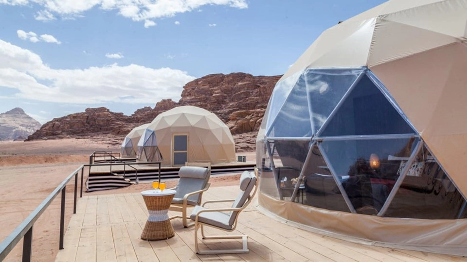 8. Sun City Camp (Jordan): Lấy cảm hứng từ bom tấn Người về từ Sao Hỏa, 20 lều trại trong suốt của Sun City Camp được dựng ngay giữa khu vực khô cằn, hoang sơ của sa mạc Wadi Rum ở Jordan. Mỗi lều trại rộng khoảng 46,5 m2, được trang bị điều hòa, có thể chứa tối đa 4 người (trong khi các bong bóng khác thường được thiết kế cho hai người ở). Chúng cũng có hiên ngoài để đặt ghế tắm nắng. Ngoài việc thỏa thích ngắm sao trời mỗi tối, du khách có thể thực hiện các chuyến tham quan sa mạc bằng lạc đà. Chi phí cho mỗi bong bóng từ 320 USD/đêm. 8. Sun City Camp (Jordan): Lấy cảm hứng từ bom tấn Người về từ Sao Hỏa, 20 lều trại trong suốt của Sun City Camp được dựng ngay giữa khu vực khô cằn, hoang sơ của sa mạc Wadi Rum ở Jordan. Mỗi lều trại rộng khoảng 46,5 m2, được trang bị điều hòa, có thể chứa tối đa 4 người (trong khi các bong bóng khác thường được thiết kế cho hai người ở). Chúng cũng có hiên ngoài để đặt ghế tắm nắng. Ngoài việc thỏa thích ngắm sao trời mỗi tối, du khách có thể thực hiện các chuyến tham quan sa mạc bằng lạc đà. Chi phí cho mỗi bong bóng từ 320 USD/đêm.
