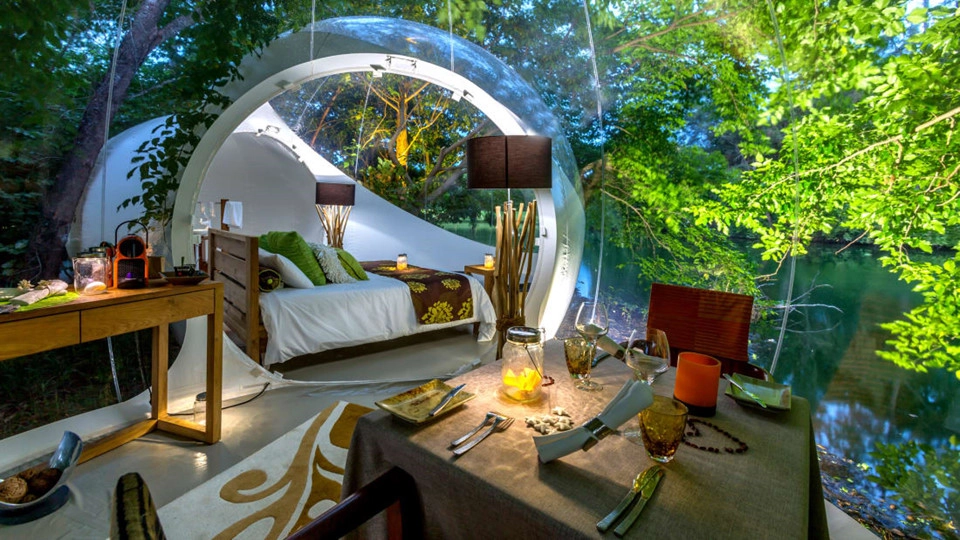 9. Bubble Lodge (Mauritius): Mauritius vốn được biết đến nhiều hơn với các khu nghỉ dưỡng ven biển nhưng Bubble Lodge chắc chắn là cách độc đáo nhất để trải nghiệm cuộc sống trên hòn đảo nhiệt đới xinh đẹp này. Nằm bên rìa hồ miệng núi lửa trên khu trồng chè Bois Cheri, bong bóng của Bubble Lodge được thiết kế tương tự hình tán lá, mang lại những khoảnh khắc gần gũi thiên nhiên nhất. Chúng cũng rất rộng rãi, sang trọng, bao gồm phòng khách, khu ăn uống, phòng ngủ riêng biệt cùng nhà tắm với thiết bị công nghệ cao. Giá cả đương nhiên không thấp, tối thiểu 372 USD/đêm. 9. Bubble Lodge (Mauritius): Mauritius vốn được biết đến nhiều hơn với các khu nghỉ dưỡng ven biển nhưng Bubble Lodge chắc chắn là cách độc đáo nhất để trải nghiệm cuộc sống trên hòn đảo nhiệt đới xinh đẹp này. Nằm bên rìa hồ miệng núi lửa trên khu trồng chè Bois Cheri, bong bóng của Bubble Lodge được thiết kế tương tự hình tán lá, mang lại những khoảnh khắc gần gũi thiên nhiên nhất. Chúng cũng rất rộng rãi, sang trọng, bao gồm phòng khách, khu ăn uống, phòng ngủ riêng biệt cùng nhà tắm với thiết bị công nghệ cao. Giá cả đương nhiên không thấp, tối thiểu 372 USD/đêm.