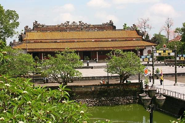 Từ lầu Ngũ Phụng trên Ngọ Môn nhìn về điện Thái Hòa, bạn có thể thấy thấp thoáng những cây ngô đồng trong Cấm Thành. Sách Đại Nam nhất thống chí (Quốc sử quán Triều Nguyễn), quyển 2 - Thừa Thiên Phủ, mục Mộc chép về cây ngô đồng như sau: "Đời Minh Mệnh (Minh Mạng) được từ Quảng Đông đem về, trồng ở hai bên gốc điện Cần Chánh. Lại sai biền binh đem lá lên các núi để tìm khắp, tìm được đem trồng ở các góc điện”.