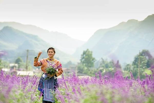Thiếu nữ Mông trong trang phục truyền thống hòa cùng sắc hoa. Thiếu nữ Mông trong trang phục truyền thống hòa cùng sắc hoa.9
