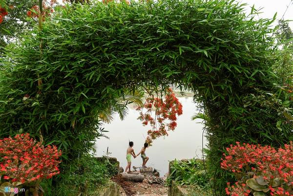Tuổi học trò lãng mạn mỗi khi hè về nhiều bạn trẻ thường ngắt những cánh phượng ép thành hình con bướm trong mỗi trang vở, lưu bút. Tuổi học trò lãng mạn mỗi khi hè về nhiều bạn trẻ thường ngắt những cánh phượng ép thành hình con bướm trong mỗi trang vở, lưu bút.