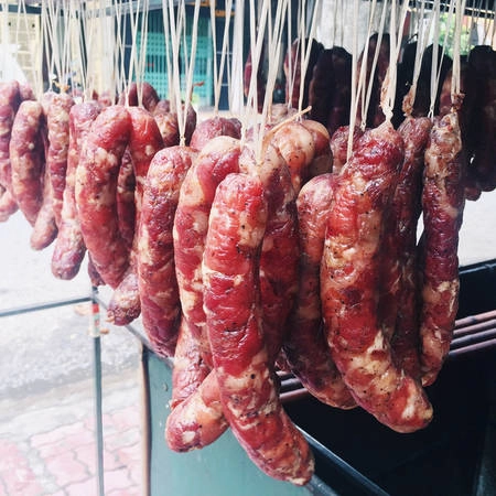 Lạp xưởng hun khói 200K/kg mua về làm quà thì miễn chê đi! Lạp xưởng hun khói 200K/kg mua về làm quà thì miễn chê đi!