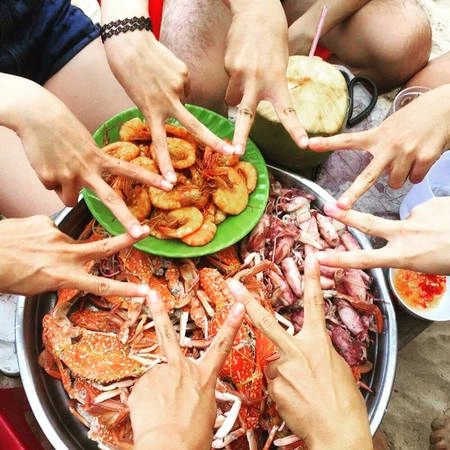 Buổi trưa thưởng thức hải sản tươi ngon Buổi trưa thưởng thức hải sản tươi ngon