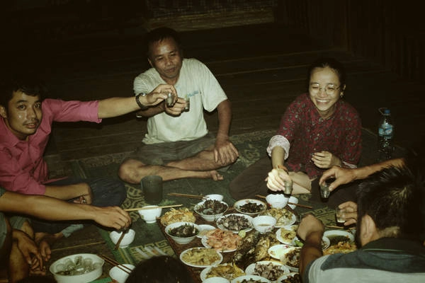 Đến với xóm Mu mà chưa từng ăn chung một bữa cơm với người dân, chưa được nếm một chút rượu cần, rượu gạo, chưa trò chuyện được đôi ba lời dù là vu vơ không đầu không cuối thì du khách chắc hẳn sẽ chưa cảm nhận được trọn vẹn vẻ đẹp chân thật, hồn hậu của người dân nơi đây. Đến với xóm Mu mà chưa từng ăn chung một bữa cơm với người dân, chưa được nếm một chút rượu cần, rượu gạo, chưa trò chuyện được đôi ba lời dù là vu vơ không đầu không cuối thì du khách chắc hẳn sẽ chưa cảm nhận được trọn vẹn vẻ đẹp chân thật, hồn hậu của người dân nơi đây.