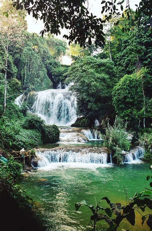 Phía dưới chân thác là những tầng thác có lối đi nối tiếp nhau tạo thành những bể bơi vô cực với làn nước mát trong, êm dịu, độ sâu của vòng nước dưới chân thác không quá 2m và không có nhiều hố nước xoáy như nhiều con thác lớn khác. Vì vậy, du khách có thể thỏa sức bơi lội và thư giãn tại những bể bơi thiên nhiên tuyệt diệu do tạo hóa ban tặng mà không lo gặp rủi ro. Phía dưới chân thác là những tầng thác có lối đi nối tiếp nhau tạo thành những bể bơi vô cực với làn nước mát trong, êm dịu, độ sâu của vòng nước dưới chân thác không quá 2m và không có nhiều hố nước xoáy như nhiều con thác lớn khác. Vì vậy, du khách có thể thỏa sức bơi lội và thư giãn tại những bể bơi thiên nhiên tuyệt diệu do tạo hóa ban tặng mà không lo gặp rủi ro.
