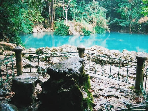 Bàn đá "chông chênh dịch sử Đảng". Bàn đá "chông chênh dịch sử Đảng".
