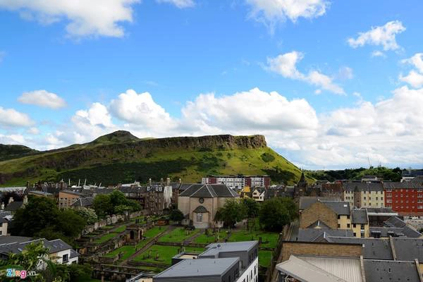 Đỉnh Arthur's Seat là một ngọn đồi nằm ở phía đông, cách thành cổ Edinburgh khoảng 2,5 km. Nơi đây là phần còn lại của một ngọn núi lửa phun trào dữ dội lần cuối đã hơn 350 triệu năm trước.