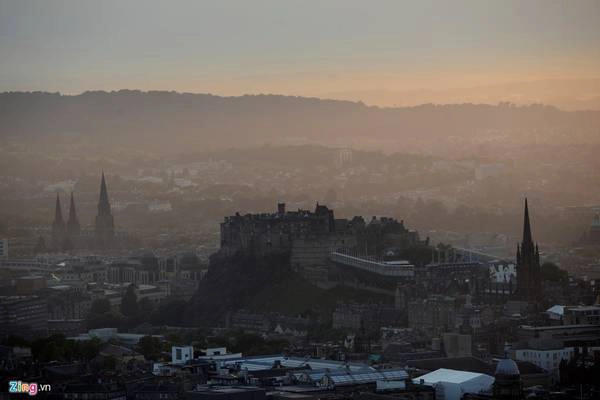 Thành cổ Edinburgh sừng sững giữa những ngọn tháp chọc trời của các nhà thờ Saint John's, St Cuthbert... xung quanh nằm trong khu phố cổ.