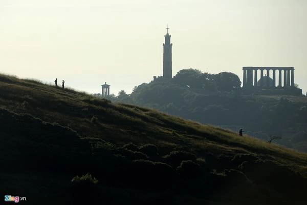 Ngoài đỉnh Arthur's Seat, khu đồi cũng bao gồm nhiều đỉnh đồi khác thấp hơn, mỗi người cũng có một sự lựa chọn khác nhau. Đa số du khách lần đầu tới Edinburgh đều muốn lên đỉnh cao nhất. Do nằm cạnh Đại học Edinburgh,Arthur là ngọn đồi thu hút lượng lớn các sinh viên đến đây. mỗi buổi chiều hoặc dịp cuối tuần.