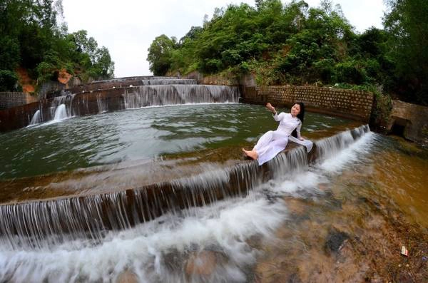 Hồ Hóc Răm thuộc xã Hòa Tân Tây, huyện Tây Hòa, tỉnh Phú Yên hiện thu hút rất đông du khách về tham quan, tổ chức dã ngoại, chụp hình. Khách đổ về đây thường vào cuối tuần. Hóc Răm nhìn như dòng thác nhiều tầng. Hồ Hóc Răm thuộc xã Hòa Tân Tây, huyện Tây Hòa, tỉnh Phú Yên hiện thu hút rất đông du khách về tham quan, tổ chức dã ngoại, chụp hình. Khách đổ về đây thường vào cuối tuần. Hóc Răm nhìn như dòng thác nhiều tầng.