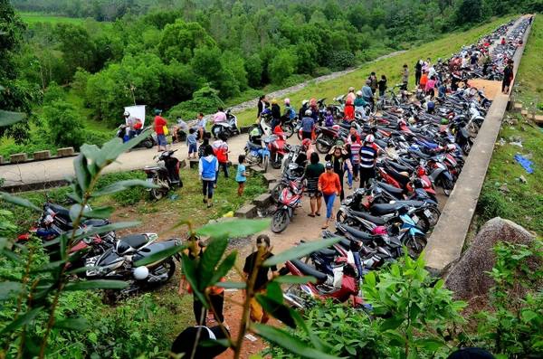 Du khách đến Hóc Răm tham quan rất đông, xe máy để kín cả bờ đê. Người dân ở đây đã tranh thủ kiếm thêm thu nhập bằng việc giữ xe, buôn bán đồ giải khát. Họ tự giác thu gom rác, treo biển chỉ dẫn để du khách bỏ rác vào bao và thu dọn hàng ngày. Du khách đến Hóc Răm tham quan rất đông, xe máy để kín cả bờ đê. Người dân ở đây đã tranh thủ kiếm thêm thu nhập bằng việc giữ xe, buôn bán đồ giải khát. Họ tự giác thu gom rác, treo biển chỉ dẫn để du khách bỏ rác vào bao và thu dọn hàng ngày.