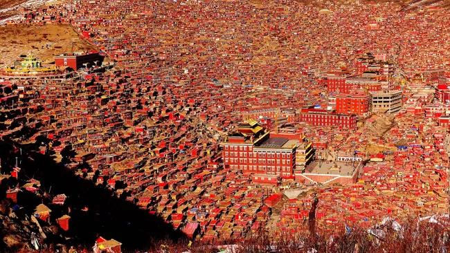 Những ngôi nhà gỗ đỏ chính là nét đặc trưng dễ thấy tại Larung Gar. Những ngôi nhà gỗ đỏ chính là nét đặc trưng dễ thấy tại Larung Gar.
