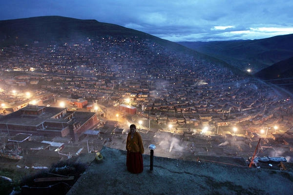 Larung Gar đẹp mơ màng như một giấc mộng về đêm. Larung Gar đẹp mơ màng như một giấc mộng về đêm.