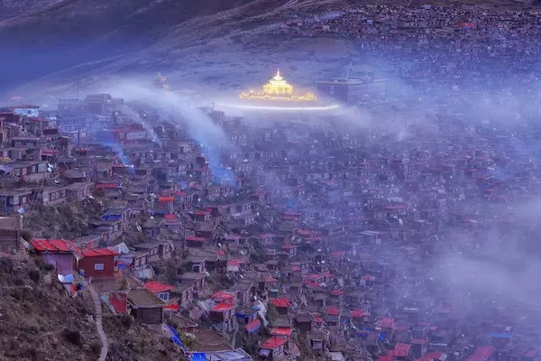 Trong màn sương khói mờ ảo, Larung Gar thoắt ẩn thoắt hiện như một nét huyền bí đến mơ hồ giữa lòng Tây Tạng. Trong màn sương khói mờ ảo, Larung Gar thoắt ẩn thoắt hiện như một nét huyền bí đến mơ hồ giữa lòng Tây Tạng.