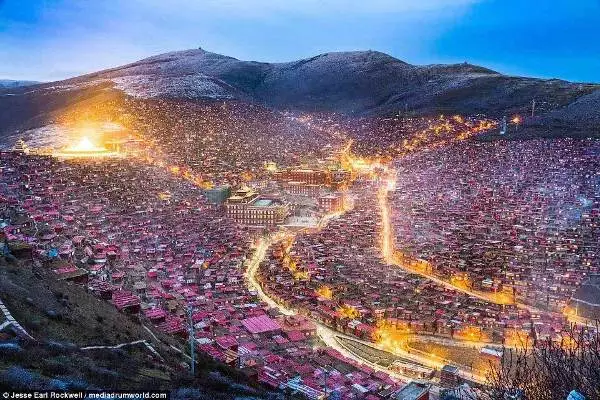 Những cung đường ngập tràn ánh sáng khiến Larung Gar trở nên lung linh hơn giữa bầu trời đêm lạnh lẽo. Những cung đường ngập tràn ánh sáng khiến Larung Gar trở nên lung linh hơn giữa bầu trời đêm lạnh lẽo.