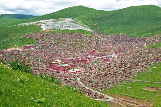 Vẻ đẹp tráng lệ của Larung Gar giữa muôn trùng núi non hũng vĩ. Vẻ đẹp tráng lệ của Larung Gar giữa muôn trùng núi non hũng vĩ.