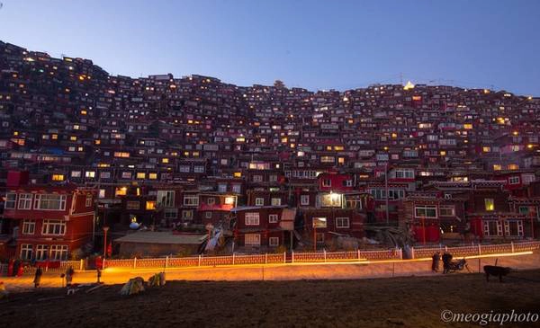 Và khi đêm xuống Larung Gar trở nên huyền bí hơn trong ánh đèn phát ra từ hàng nghìn ô cửa nhỏ.