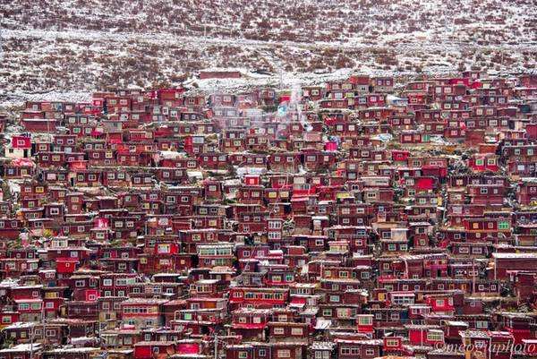 Từ Thành Đô chúng tôi di chuyển tới Wangdo, một thị trấn cách Larung Gar 80 km và nghỉ lại. Sáng sớm hôm sau người lái xe đến đưa chúng tôi đi từ sớm, qua điểm kiểm tra của cảnh sát từ khi họ chưa làm việc.