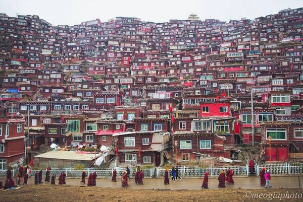 Đến Larung Gar chúng tôi hòa vào dòng người du lịch bản địa và di chuyển vào phía trong học viện. Khung cảnh choáng ngợp của những tòa nhà màu sắc xếp chồng lên cao vút bên sườn đồi đập vào mắt chúng tôi. Một chút tuyết trắng còn vương lại từ đêm qua trên những nóc nhà gỗ càng làm cho khung cảnh thêm ấn tượng.