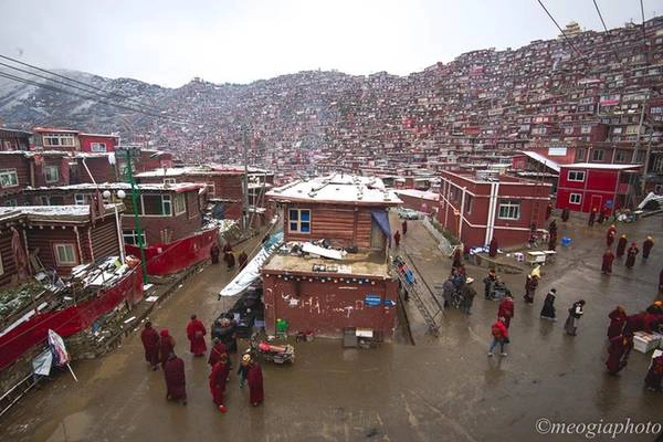 Những con đường trong thung lũng Larung Gar.