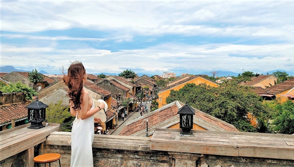 Nằm trên con đường di sản miền Trung nổi tiếng của Việt Nam, Hội An (Quảng Nam) là điểm đến phải check-in của rất nhiều du khách cả trong và ngoài nước. Khung cảnh rêu phong cổ kính, nhuốm màu thời gian ở đây đủ sức quyến rũ và gây thương nhớ cho bất cứ ai đã từng đặt chân đến, trong đó có giới trẻ Việt. Ảnh: @d.ttrang. Nằm trên con đường di sản miền Trung nổi tiếng của Việt Nam, Hội An (Quảng Nam) là điểm đến phải check-in của rất nhiều du khách cả trong và ngoài nước. Khung cảnh rêu phong cổ kính, nhuốm màu thời gian ở đây đủ sức quyến rũ và gây thương nhớ cho bất cứ ai đã từng đặt chân đến, trong đó có giới trẻ Việt. Ảnh: @d.ttrang.