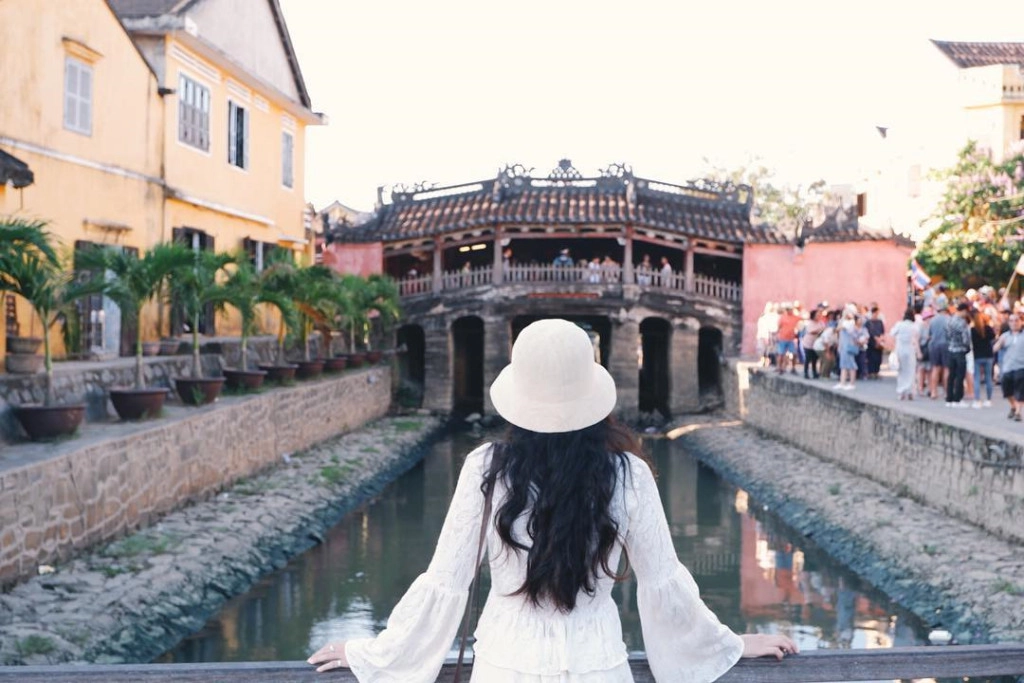 Một biểu tượng đáng nhớ của Hội An là chùa Cầu, ngôi chùa độc đáo nằm trên chiếc cầu bắc qua con lạch nhỏ, nối đường Trần Phú và đường Nguyễn Thị Minh Khai trong khu phố cổ. Không chỉ góp mặt trên logo TP Hội An, công trình này còn xuất hiện ở mặt sau tờ tiền polymer mệnh giá 20.000 đồng. Chùa Cầu chủ yếu bằng gỗ, sơn son và chạm trổ công phu. Ảnh: @kunhan0812, @aiiinggg_, @sandyepices, @mr.boo.hue. Một biểu tượng đáng nhớ của Hội An là chùa Cầu, ngôi chùa độc đáo nằm trên chiếc cầu bắc qua con lạch nhỏ, nối đường Trần Phú và đường Nguyễn Thị Minh Khai trong khu phố cổ. Không chỉ góp mặt trên logo TP Hội An, công trình này còn xuất hiện ở mặt sau tờ tiền polymer mệnh giá 20.000 đồng. Chùa Cầu chủ yếu bằng gỗ, sơn son và chạm trổ công phu. Ảnh: @kunhan0812, @aiiinggg_, @sandyepices, @mr.boo.hue.