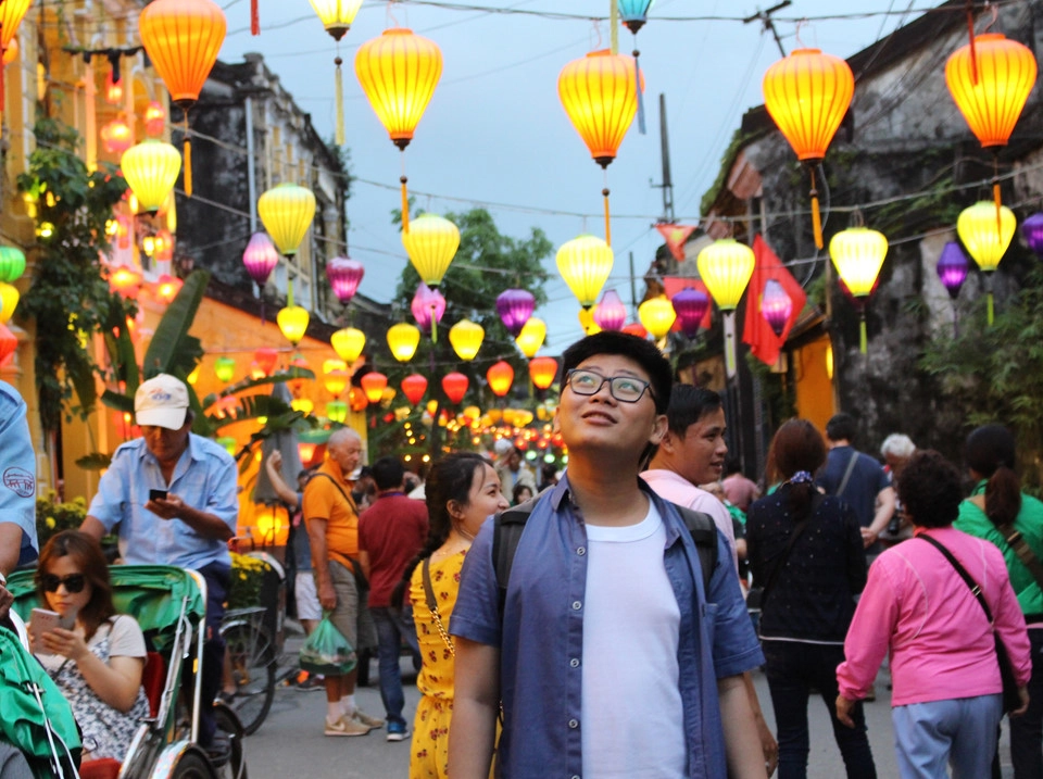 Phố cổ Hội An dường như bớt lung linh hơn nếu thiếu vắng những chiếc đèn lồng giăng khắp chốn. Ngược dòng lịch sử, nghề làm đèn lồng ở Hội An dễ chừng đã 400 năm tuổi đời, nếu tính từ khi những người Hoa đầu tiên đến đây buôn bán, định cư khoảng cuối thế kỷ 16. Xã Ðường được xem là ông Tổ nghề làm đèn lồng ở Hội An. Ảnh: @php. Phố cổ Hội An dường như bớt lung linh hơn nếu thiếu vắng những chiếc đèn lồng giăng khắp chốn. Ngược dòng lịch sử, nghề làm đèn lồng ở Hội An dễ chừng đã 400 năm tuổi đời, nếu tính từ khi những người Hoa đầu tiên đến đây buôn bán, định cư khoảng cuối thế kỷ 16. Xã Ðường được xem là ông Tổ nghề làm đèn lồng ở Hội An. Ảnh: @php.