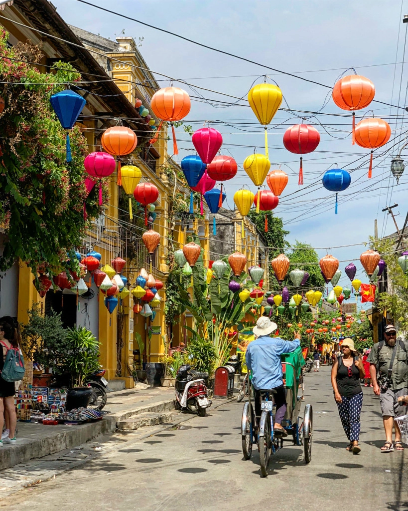 Đèn lồng Hội An được làm công phu, kết cấu chính là khung tre bọc vải, lụa đủ màu sắc, đủ hình dạng. Với dáng vẻ thanh thoát, mềm mại, người dân Hội An dùng đèn lồng trang trí khắp nơi trong phố cổ. Khi màn đêm xuống, những chiếc đèn lồng lung linh được thắp lên, đem lại vẻ đẹp huyền ảo cho di sản thế giới này. Ảnh: @duonglee1992, @phuonghahup, @l.anh_1041, @hongnhii_. Đèn lồng Hội An được làm công phu, kết cấu chính là khung tre bọc vải, lụa đủ màu sắc, đủ hình dạng. Với dáng vẻ thanh thoát, mềm mại, người dân Hội An dùng đèn lồng trang trí khắp nơi trong phố cổ. Khi màn đêm xuống, những chiếc đèn lồng lung linh được thắp lên, đem lại vẻ đẹp huyền ảo cho di sản thế giới này. Ảnh: @duonglee1992, @phuonghahup, @l.anh_1041, @hongnhii_.