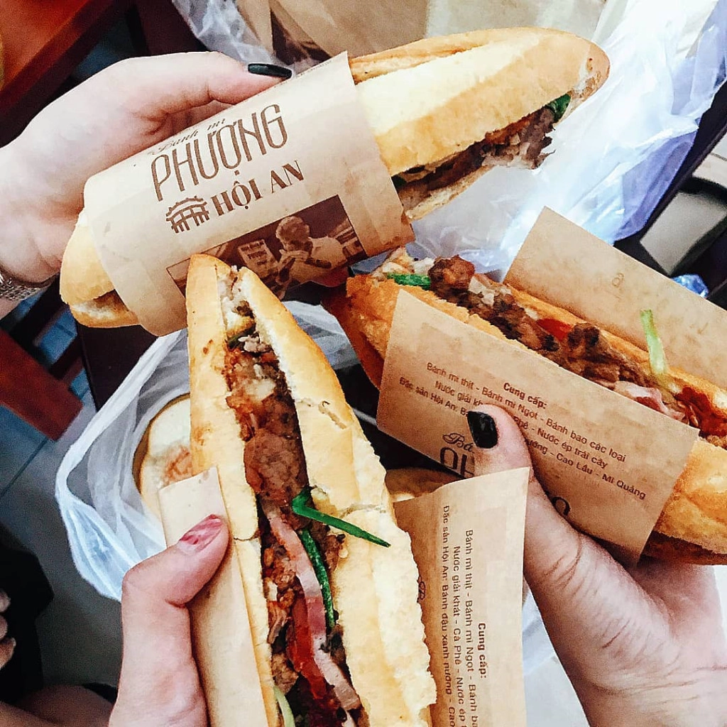 Hội An còn có nhiều món ngon cuốn hút các tín đồ ẩm thực. Ngoài món cao lầu Hội An nổi tiếng từng được Tổ chức Kỷ lục châu Á vinh danh món ăn đạt giá trị ẩm thực châu Á, bạn có thể thưởng thức cơm gà, hến xào, bánh mì, tào phớ, các loại chè nóng, chè lạnh... đầy hấp dẫn ở đây. Ảnh: @jackin.qui, @leeehoa, @thuy.zaan, @monamour28s. Hội An còn có nhiều món ngon cuốn hút các tín đồ ẩm thực. Ngoài món cao lầu Hội An nổi tiếng từng được Tổ chức Kỷ lục châu Á vinh danh món ăn đạt giá trị ẩm thực châu Á, bạn có thể thưởng thức cơm gà, hến xào, bánh mì, tào phớ, các loại chè nóng, chè lạnh... đầy hấp dẫn ở đây. Ảnh: @jackin.qui, @leeehoa, @thuy.zaan, @monamour28s.