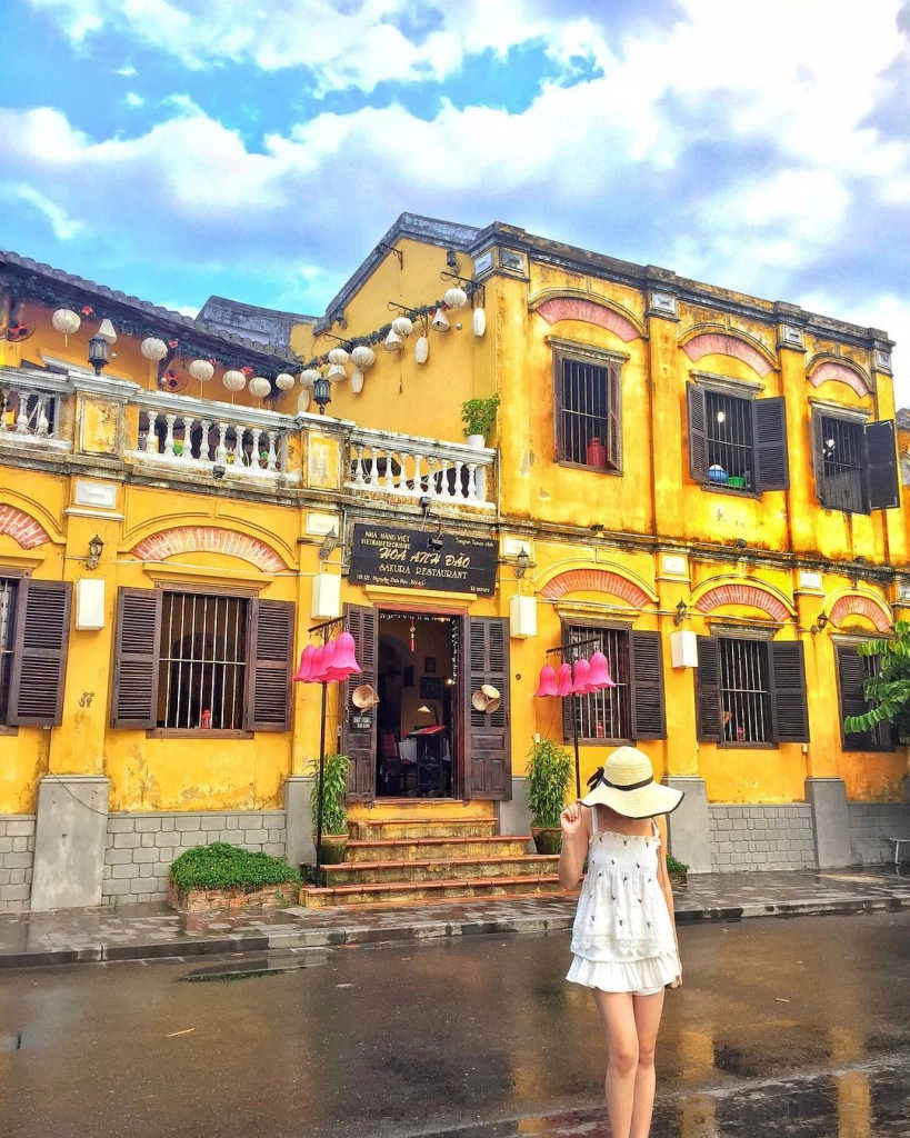 Trong khoảng thế kỷ 16-19, Hội An là đô thị - thương cảng quốc tế phát triển thịnh đạt bậc nhất cả nước và Đông Nam Á. Năm 1999, UNESCO công nhận đô thị cổ Hội An là di sản thế giới. Nhìn chung, các di tích, công trình kiến trúc ở đây mang sắc thái riêng, có sự hòa quyện giữa nhiều phong cách Việt - Hoa - Nhật và Tây phương. Ảnh: @nghan.han, @thanhminht, @quynhanhhhh2010, @poli_bubi_bumbom_kilu_benauden. Trong khoảng thế kỷ 16-19, Hội An là đô thị - thương cảng quốc tế phát triển thịnh đạt bậc nhất cả nước và Đông Nam Á. Năm 1999, UNESCO công nhận đô thị cổ Hội An là di sản thế giới. Nhìn chung, các di tích, công trình kiến trúc ở đây mang sắc thái riêng, có sự hòa quyện giữa nhiều phong cách Việt - Hoa - Nhật và Tây phương. Ảnh: @nghan.han, @thanhminht, @quynhanhhhh2010, @poli_bubi_bumbom_kilu_benauden.