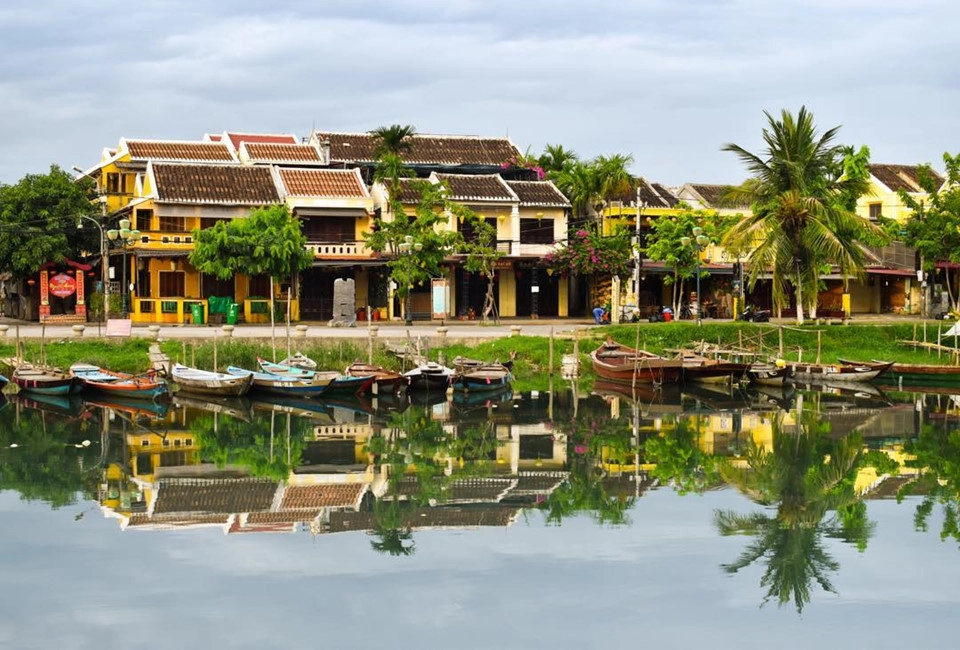 Hội An nằm bên bờ bắc hạ lưu sông Thu Bồn, một dòng sông quan trọng cả trong đời sống vật chất lẫn tinh thần của người dân xứ Quảng. Một nhánh nhỏ của đoạn sông Thu Bồn chảy qua Hội An được gọi là sông Hoài, nên có lẽ vì thế nơi đây còn được nhắc đến với danh xưng Hoài Phố. Ảnh: @ng_hieulong. Hội An nằm bên bờ bắc hạ lưu sông Thu Bồn, một dòng sông quan trọng cả trong đời sống vật chất lẫn tinh thần của người dân xứ Quảng. Một nhánh nhỏ của đoạn sông Thu Bồn chảy qua Hội An được gọi là sông Hoài, nên có lẽ vì thế nơi đây còn được nhắc đến với danh xưng Hoài Phố. Ảnh: @ng_hieulong.
