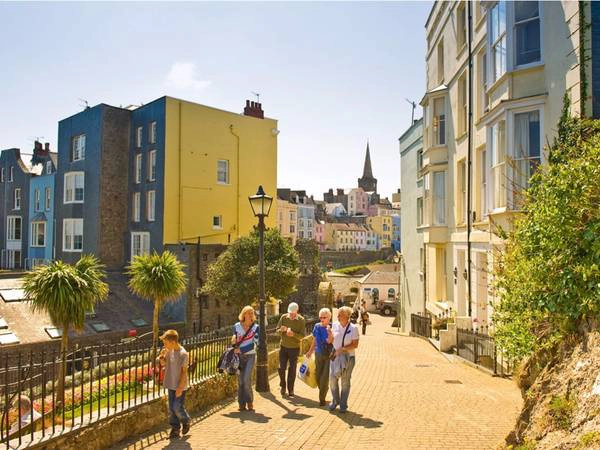 Ở thị trấn ven biển Tenby miền nam xứ Wales, du khách có thể thư giãn với những bãi biển hoang sơ, những đường phố trải sỏi đầy các nhà hàng, cửa hiệu, quán cà phê hay quán rượu. Những bức tường từ thời trung cổ cũng vẫn còn tồn tại đến ngày nay. Ảnh: Flickr/ValeHolidays.
