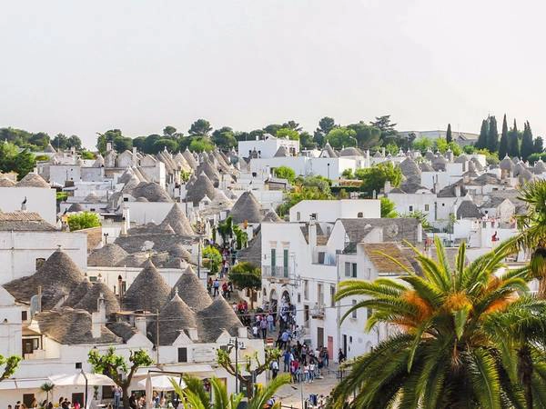 Alberobello, thuộc Puglia, Italy, nổi tiếng với những ngôi nhà có kiến trúc độc đáo được gọi là trulli, mái nhà hình nón lợp bằng đá vôi. Thị trấn được UNESCO xếp vào danh sách Di sản văn thế giới năm 1996.  Ảnh: Shutterstock/Littleaom.