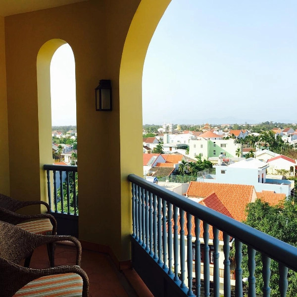Ban công của La Residencia (Ảnh: jeehyunkkk)